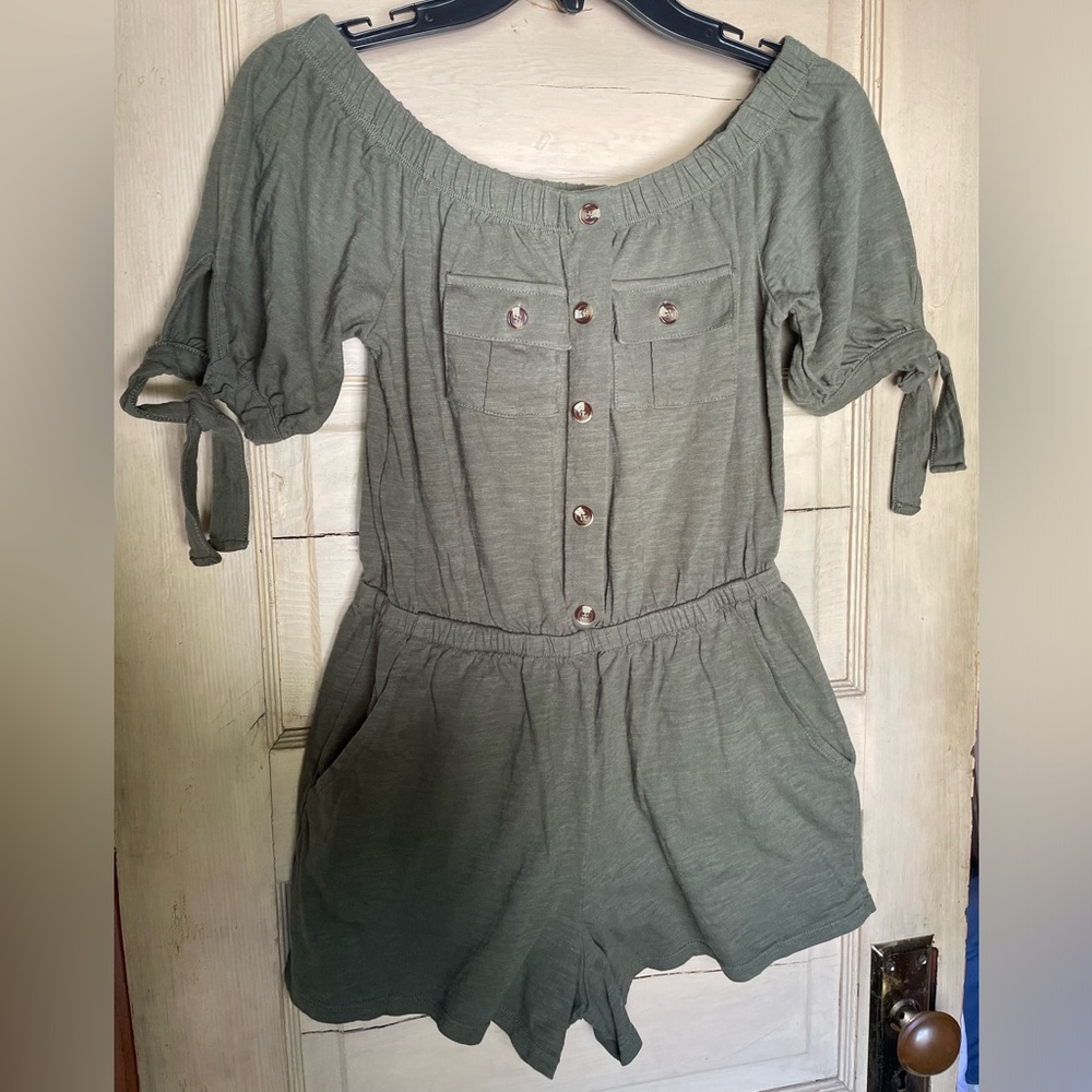 NWOT No Boundaries Tie/Puff Sleeve Button Up Off Shoulder Romper with Pockets